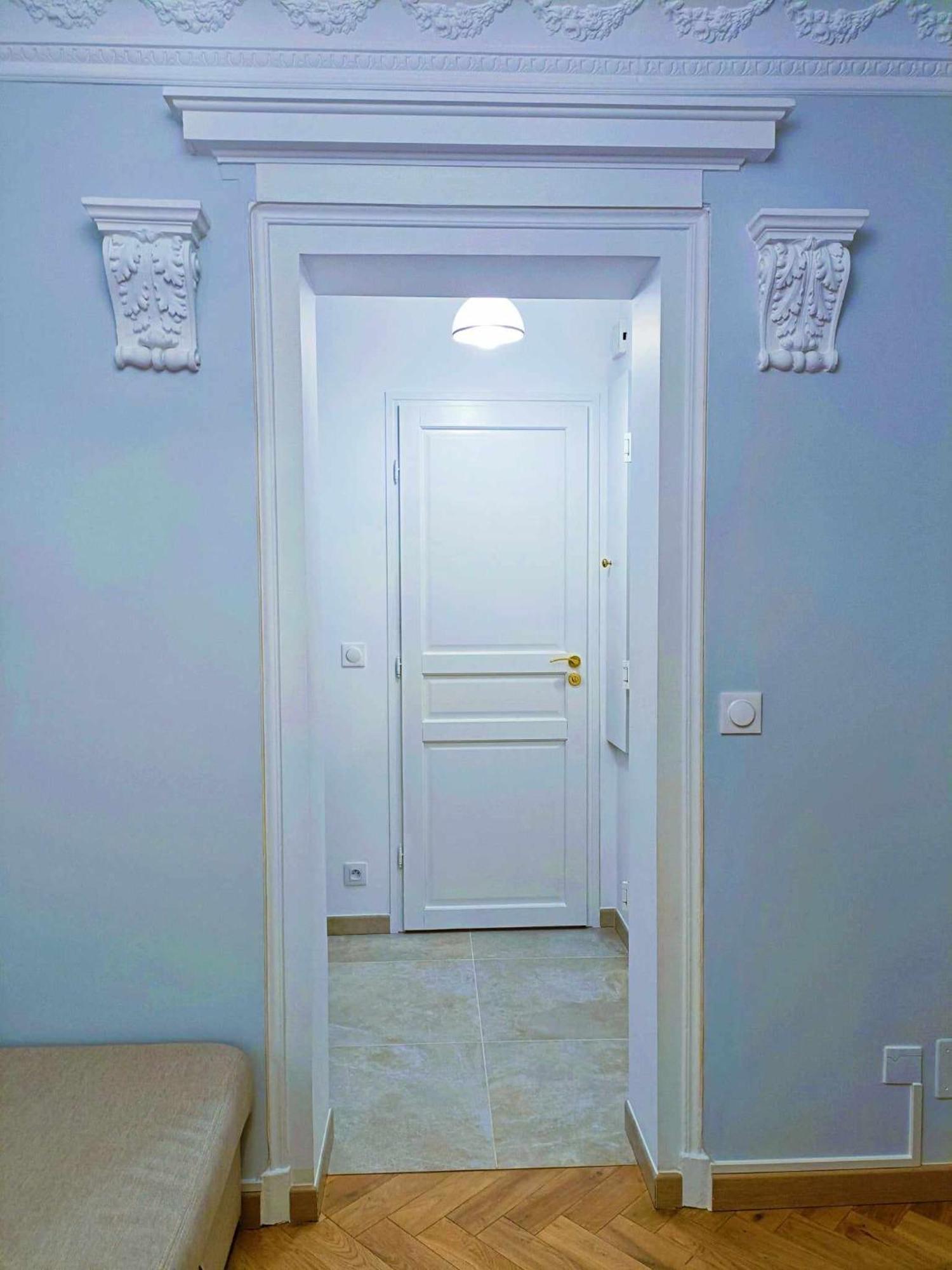 Appartement Au Petit Trianon Bleu Versailles