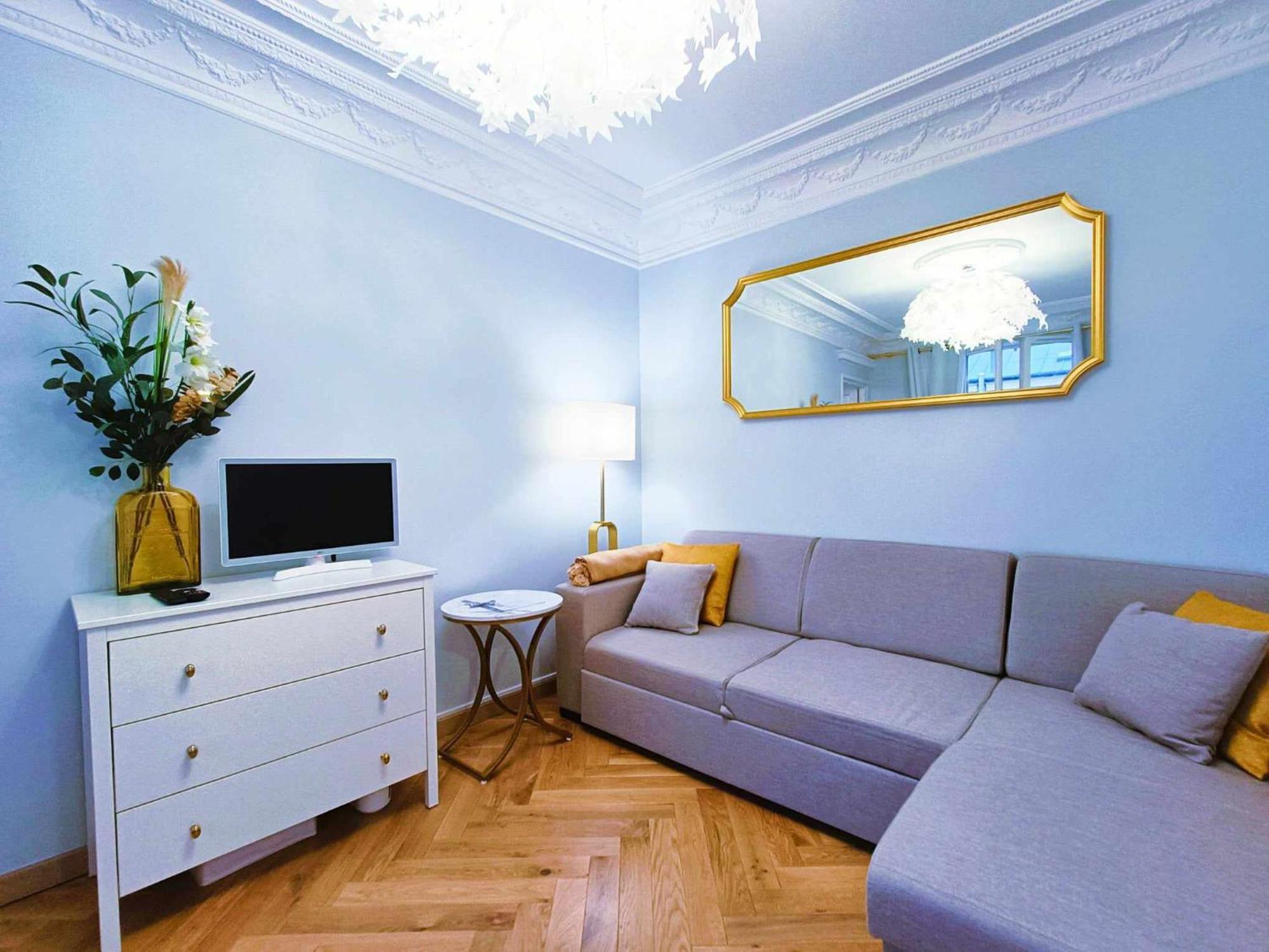 Au Petit Trianon Bleu *